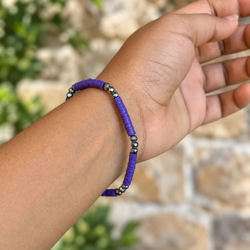 Violettes Armband am Handgelenk im Freien