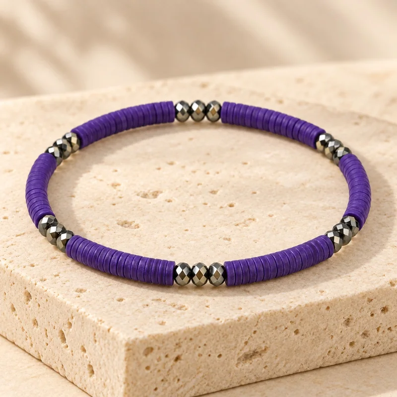 Armband mit violetten Scheibenperlen und facettierten Metallperlen