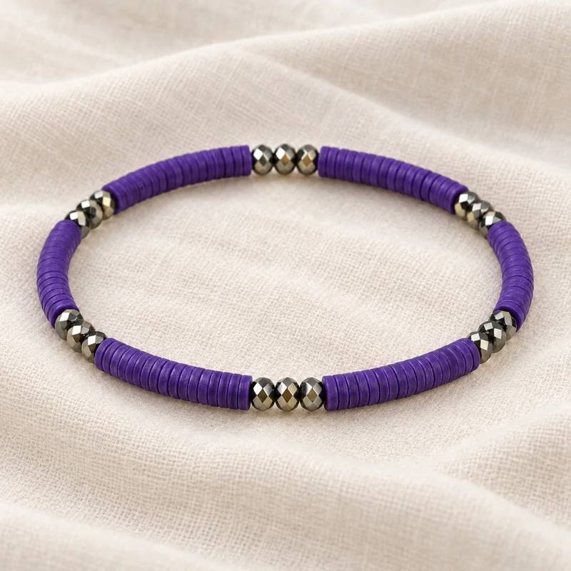 Violettes Armband auf Leinen