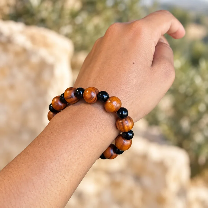 Holzperlen-Armband am Handgelenk im Freien