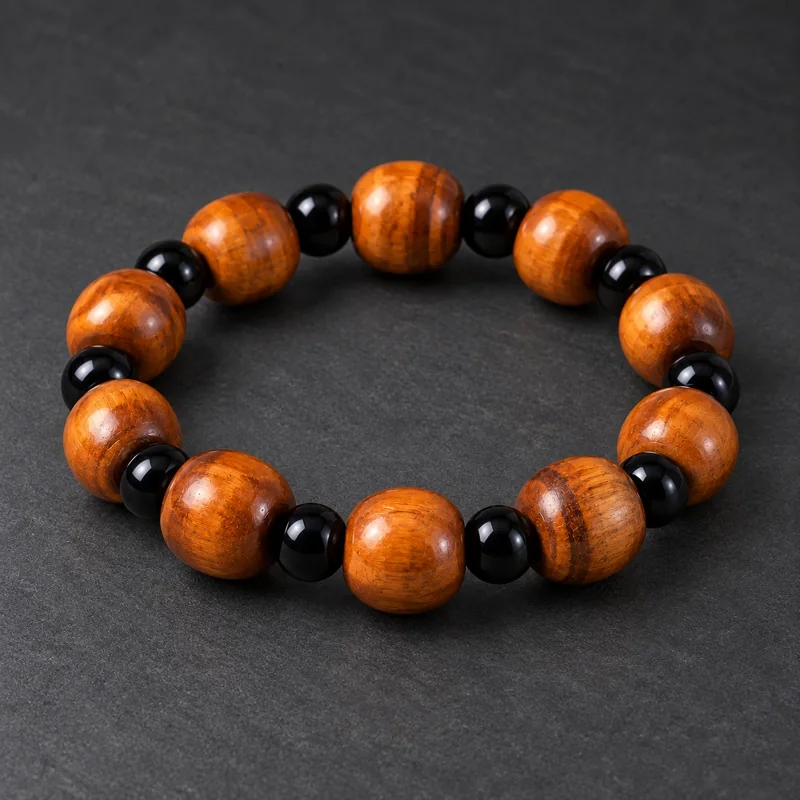 Holzperlen-Armband auf dunklem Schiefer