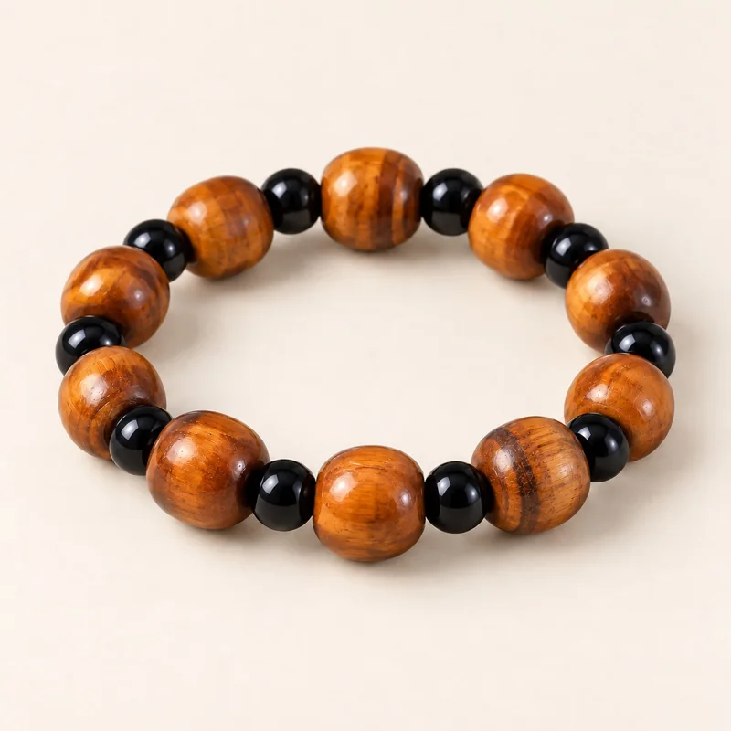 Armband aus Holzperlen mit schwarzen Glanzperlen