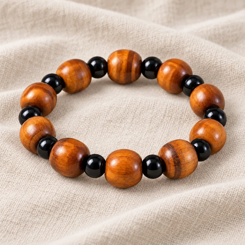 Holzperlen-Armband auf Leinen