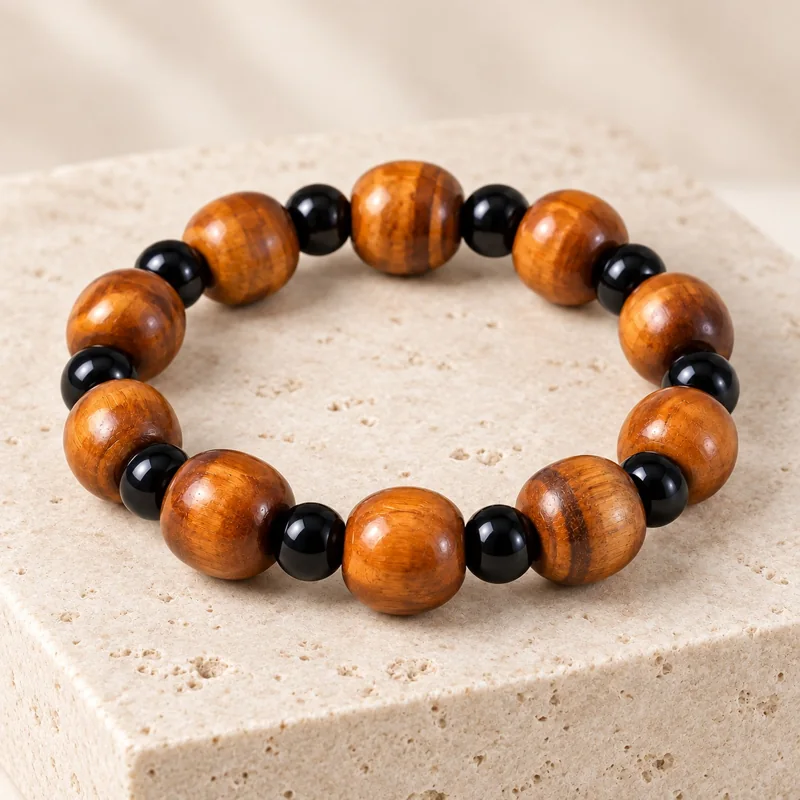 Holzperlen-Armband auf hellem Stein