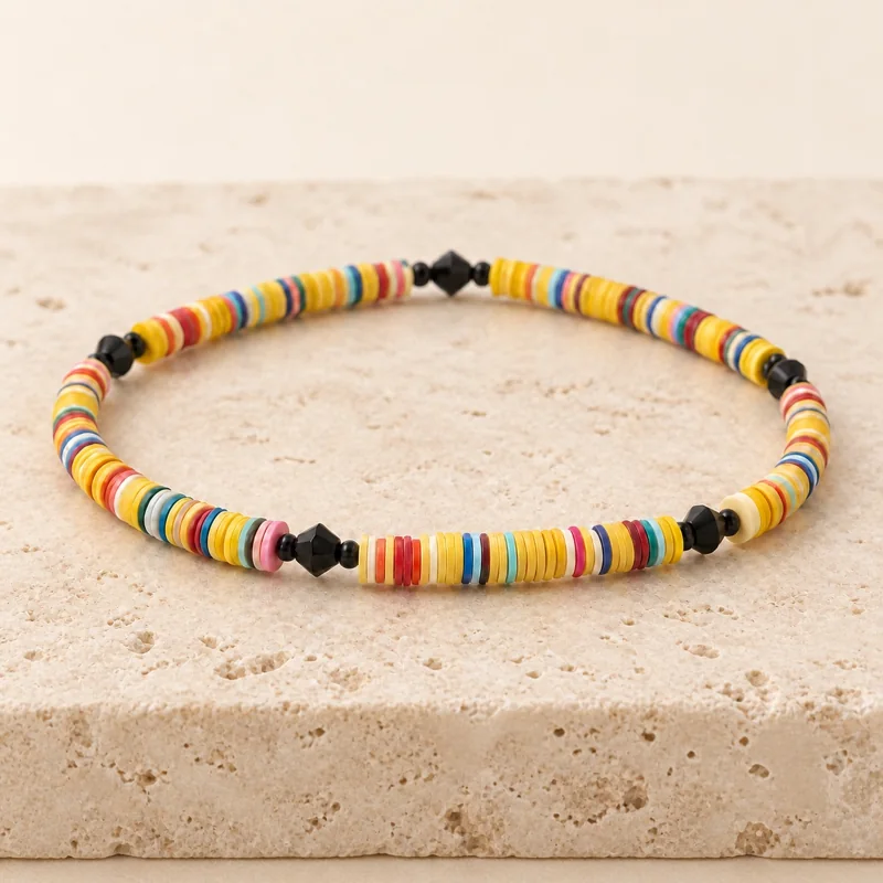 Buntes Armband auf hellem Stein