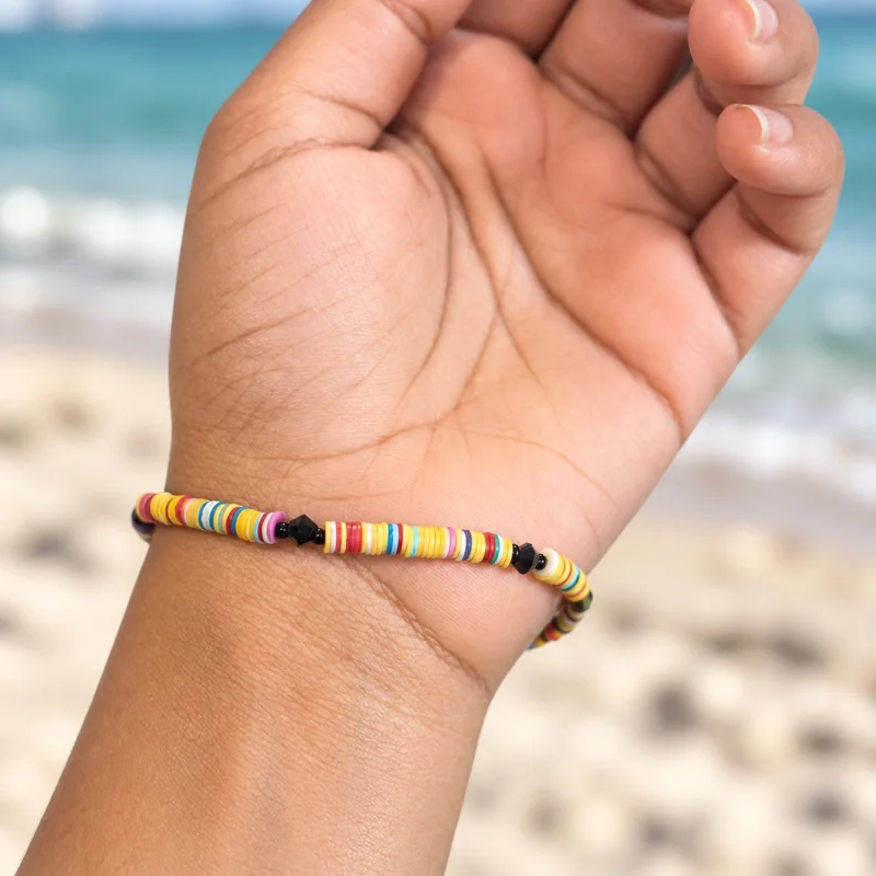 Buntes Armband am Handgelenk am Strand